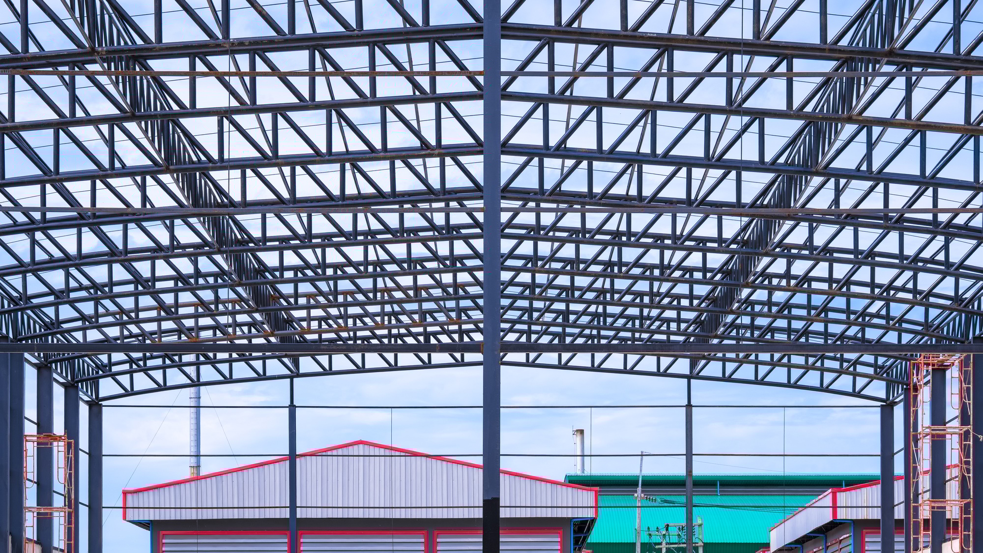 Industriegerüstbau für Hallen- und Stahlkonstruktionen – sichere Arbeitsplattformen bei Montagearbeiten